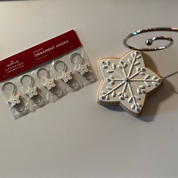 Hallmark snowflake cookie ornament display with matching hooks…❄️ - Picture 2 of 5